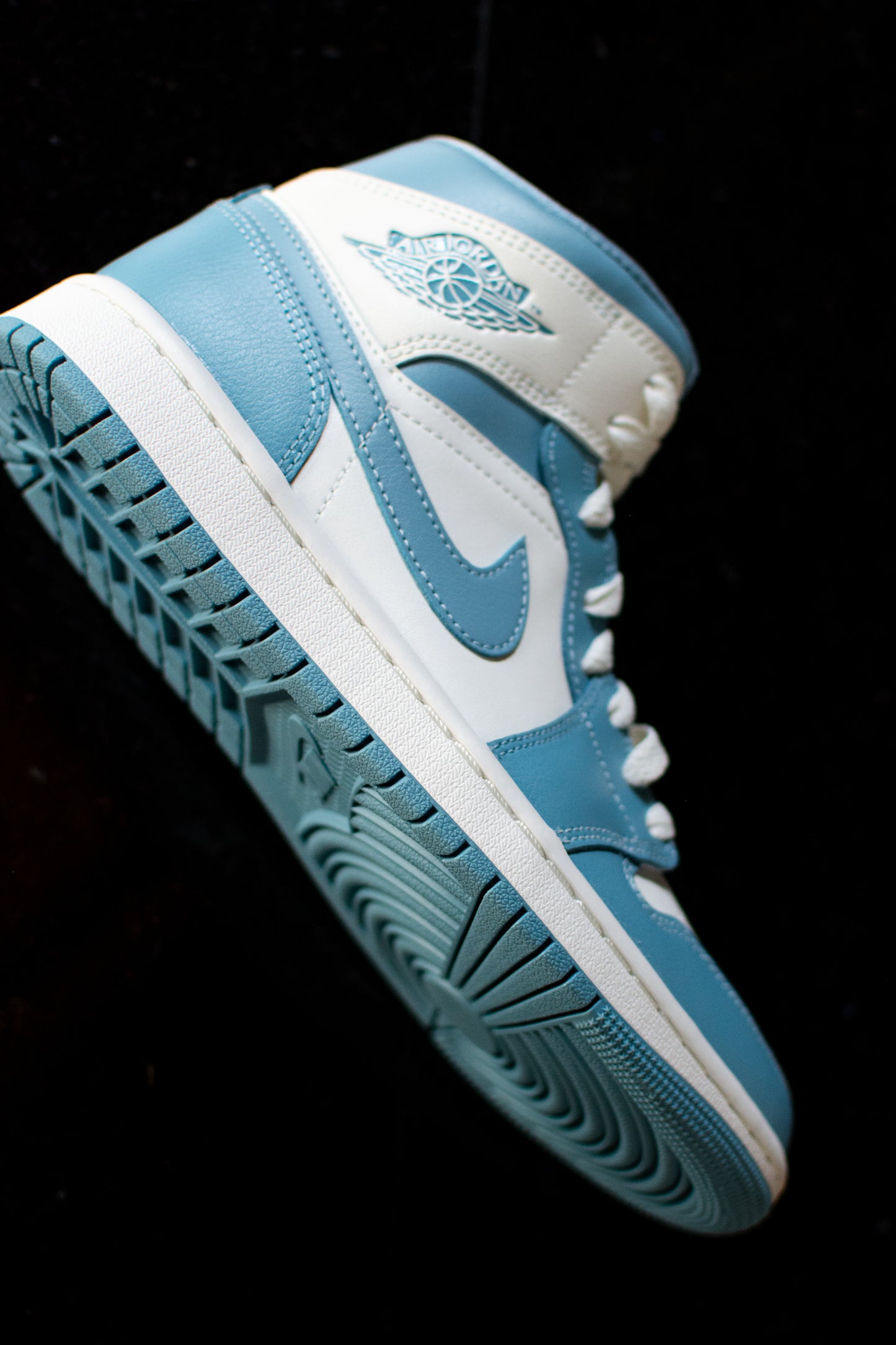 JORDAN 1 MID " UNC "