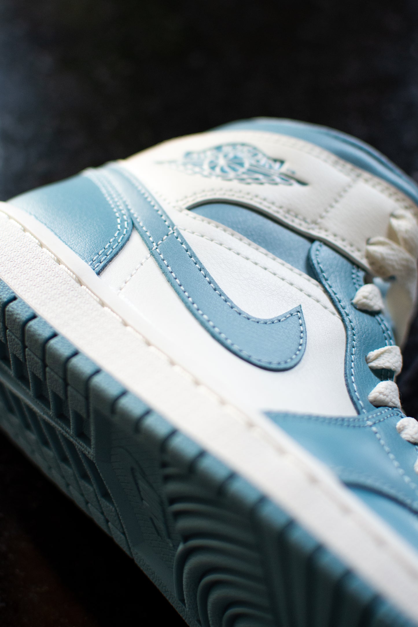 JORDAN 1 MID " UNC "