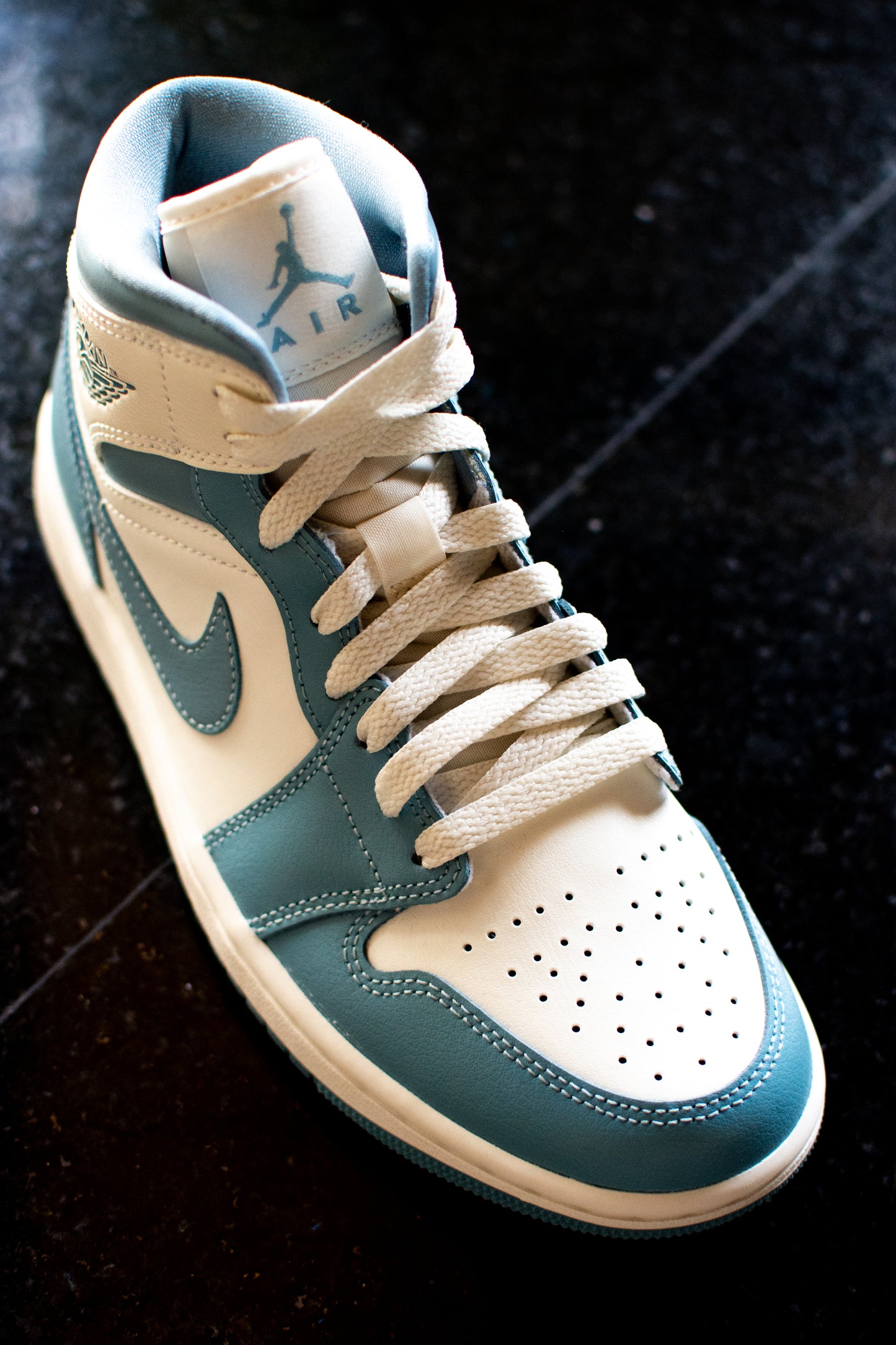 JORDAN 1 MID " UNC "