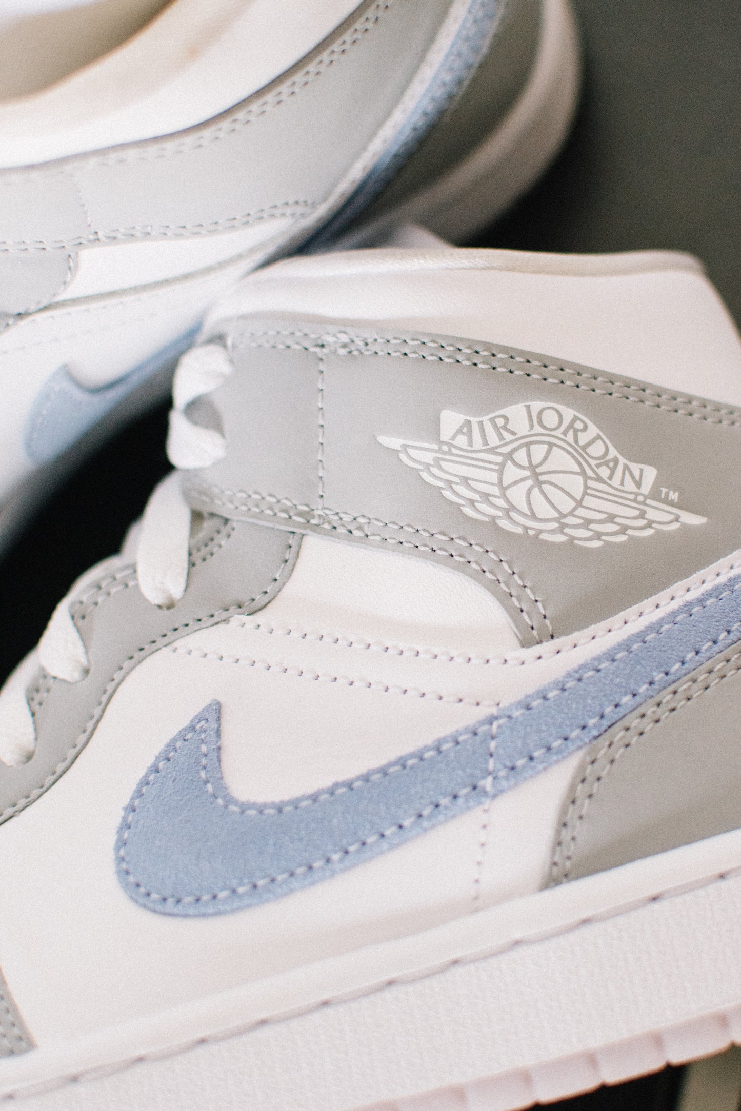 JORDAN 1 MID " WOLF GREY "